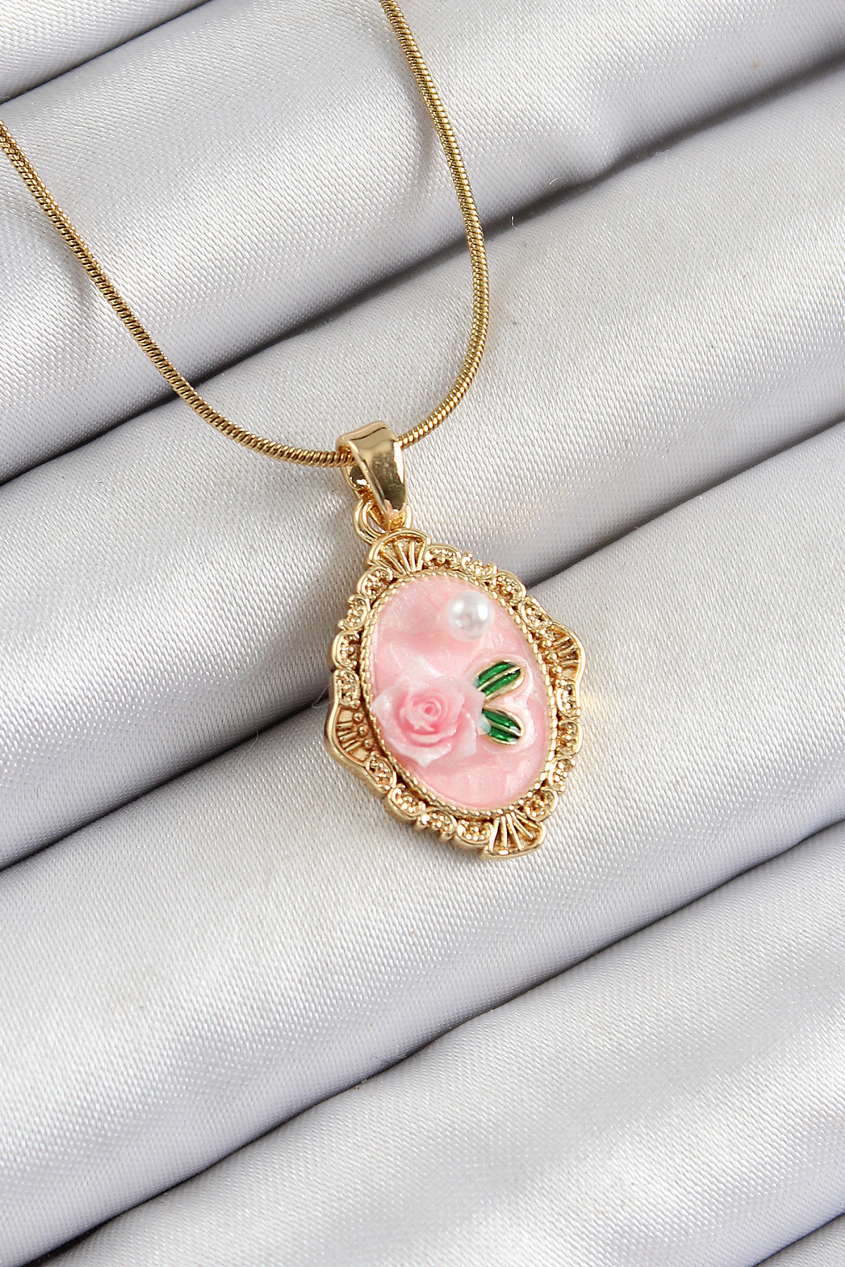 316L%20Çelik%20Zincir%20Pembe%20Sanatsal%20Portre%20İnci%20Detaylı%20Gül%20Figürlü%20Model%20Gold%20Renk%20Kadın%20Kolye
