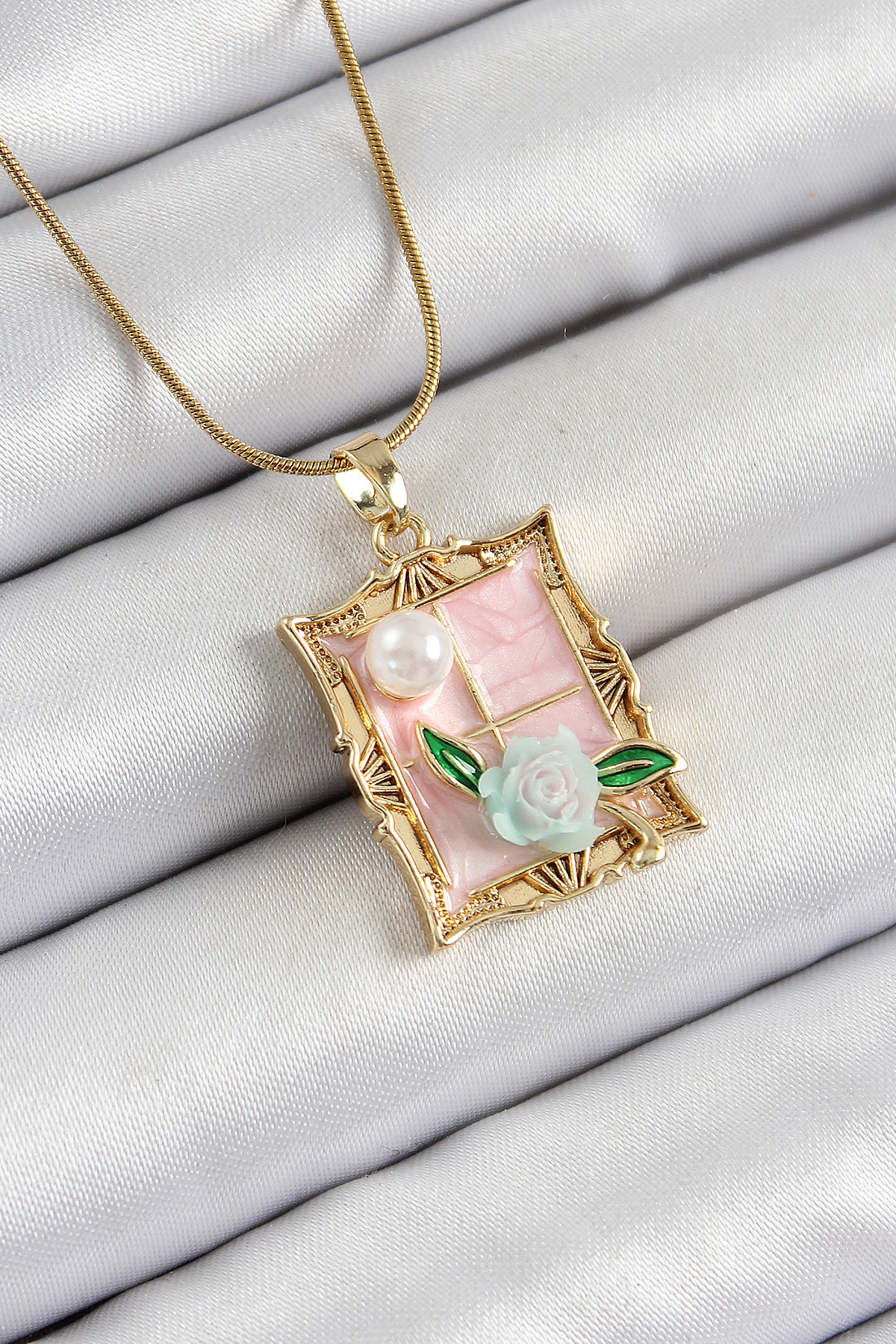 316L%20Çelik%20Zincir%20Pembe%20Sanatsal%20Portre%20İnci%20Detaylı%20Gül%20Figürlü%20Model%20Gold%20Renk%20Kadın%20Kolye