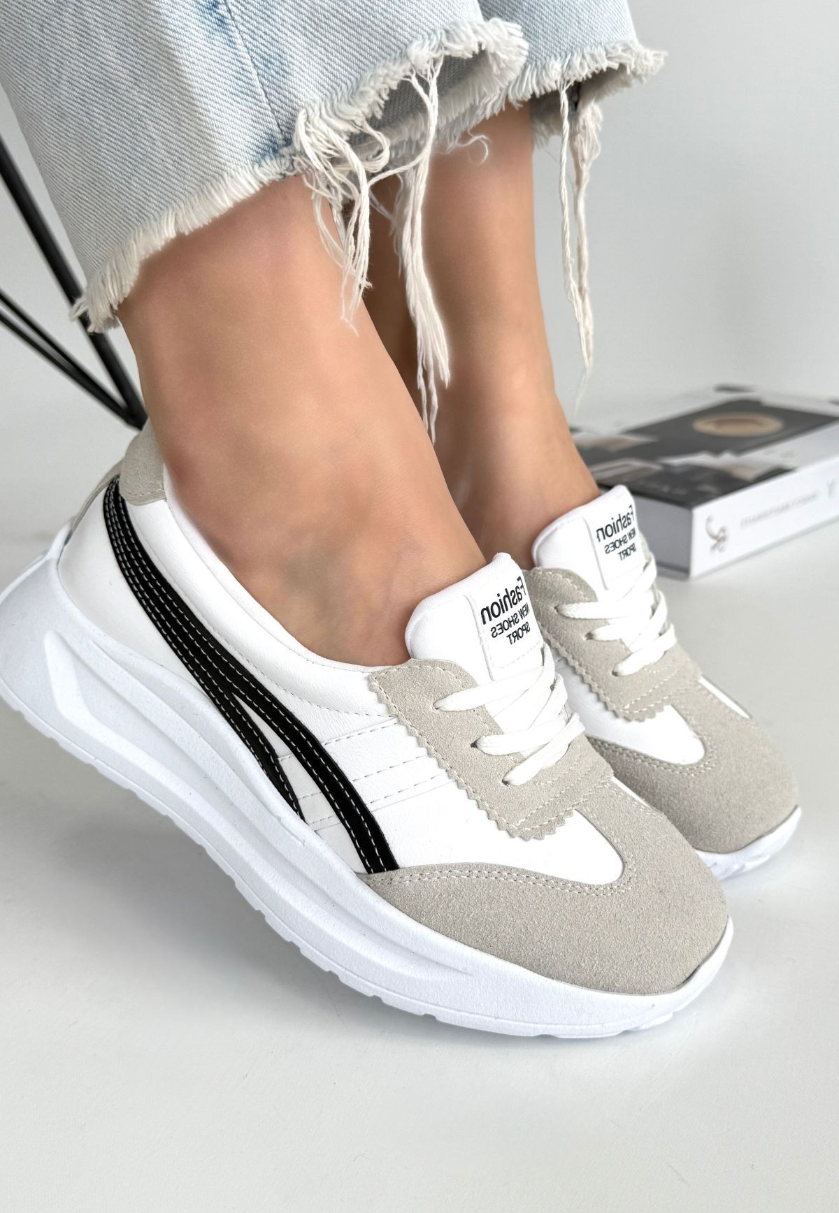 Zitta%20Beyaz%20Cilt%20Siyah%20Detaylı%20Spor%20Ayakkabı